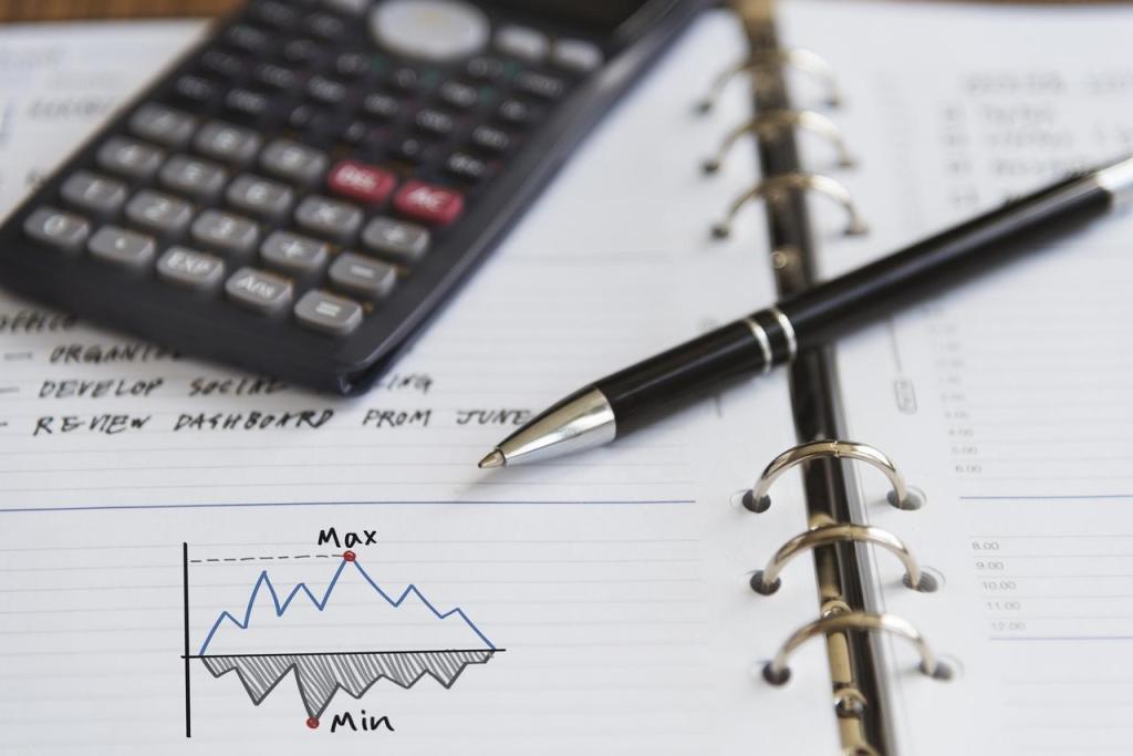 Caderno, lápis e calculadora próximos, prontos para serem usados em um calculo de saúde financeira.