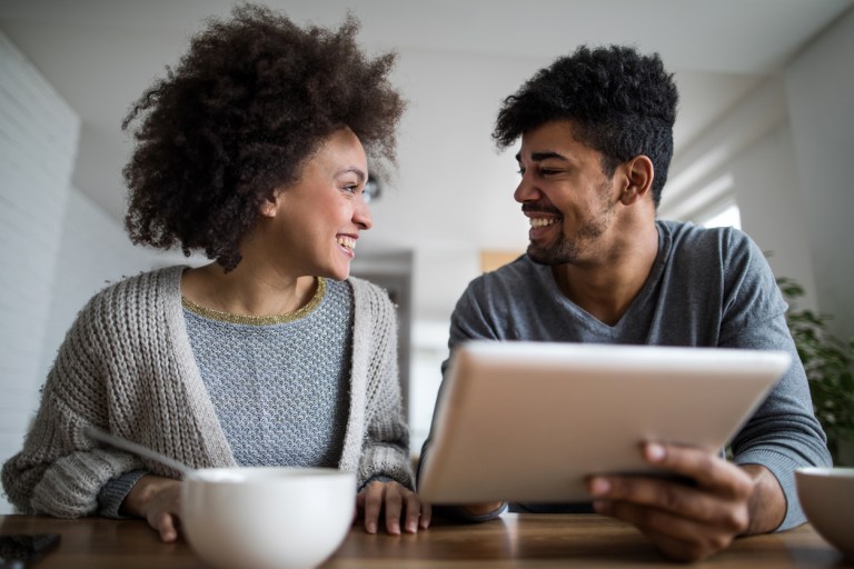 casal conversando para representar finanças para casais