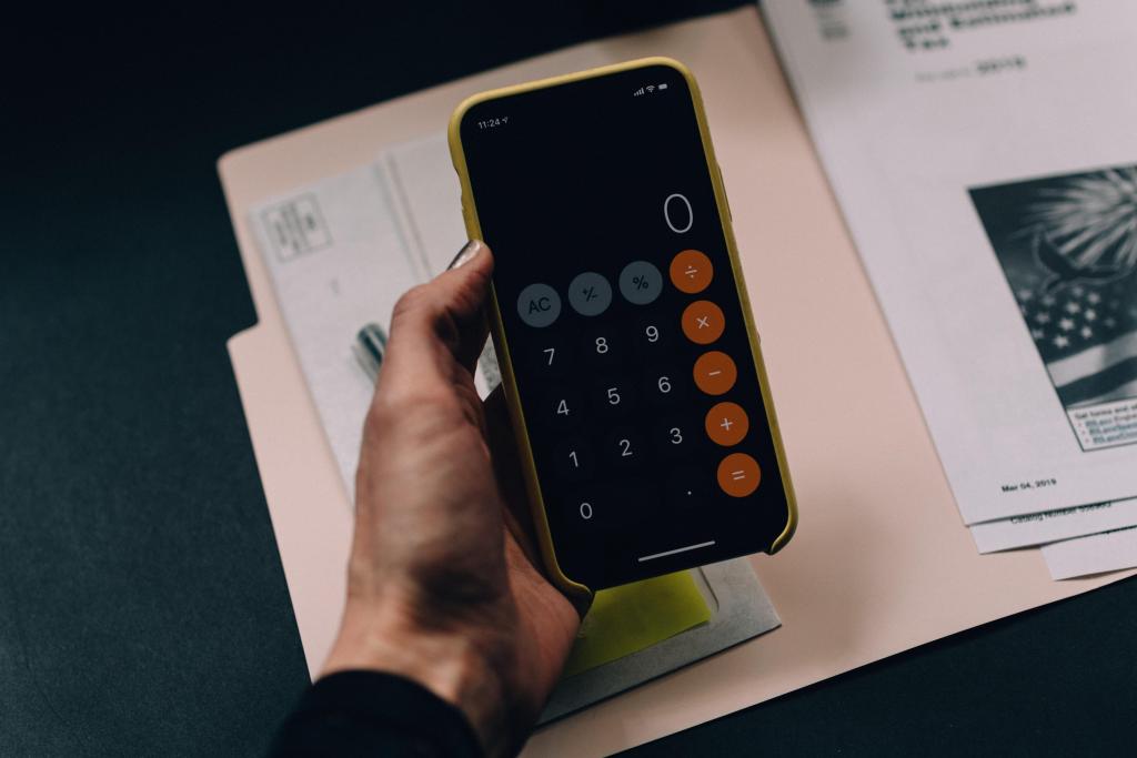 Pessoa cuidando das finanças com sua calculadora. 