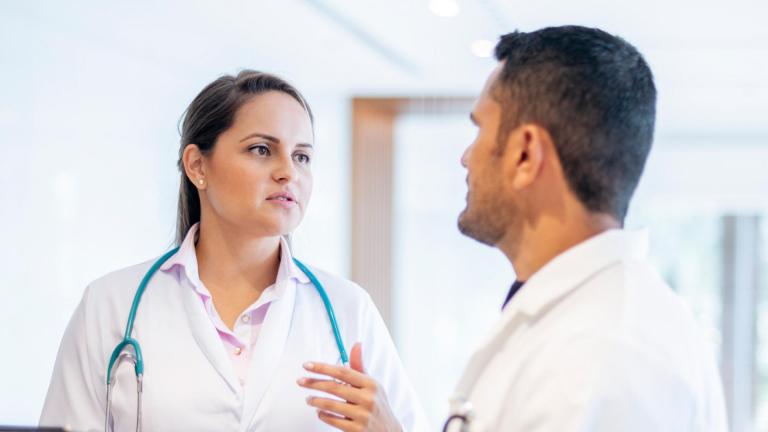 Médicos conversando sobre saúde mental