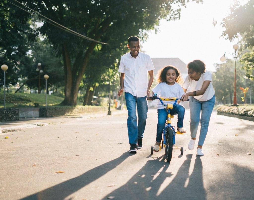 Pai, mãe e filho andando de bicicleta no parque, aproveitando o plano se seguro de vida.