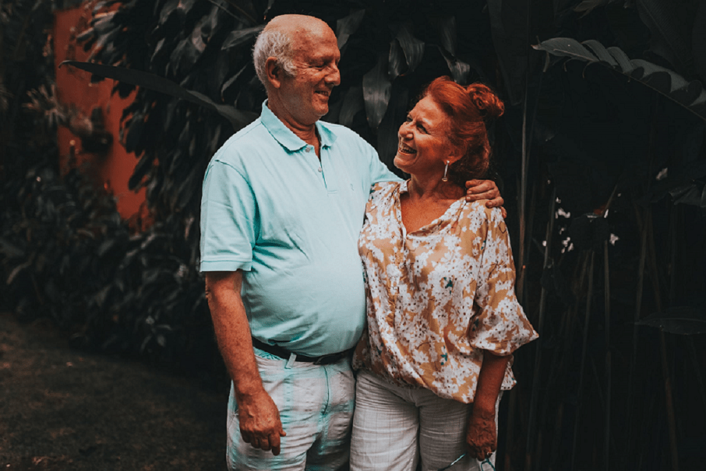 Casal de idosos aposentados e felizes