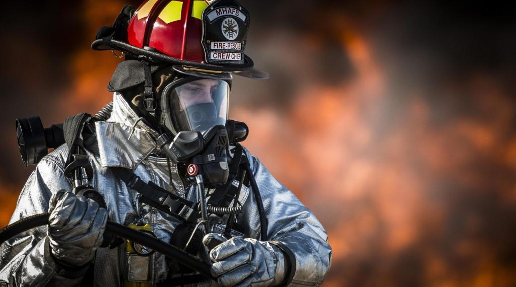 Bombeiro, considerado uma das profissões de risco, enfrentando um incêndio.