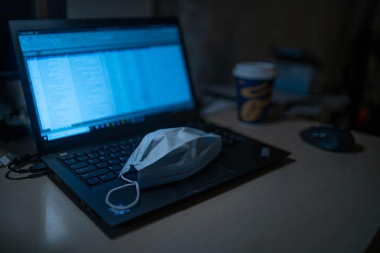 Laptop com máscara