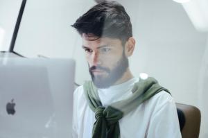 Homem pesquisando sobre os benefícios do seguro de vida
