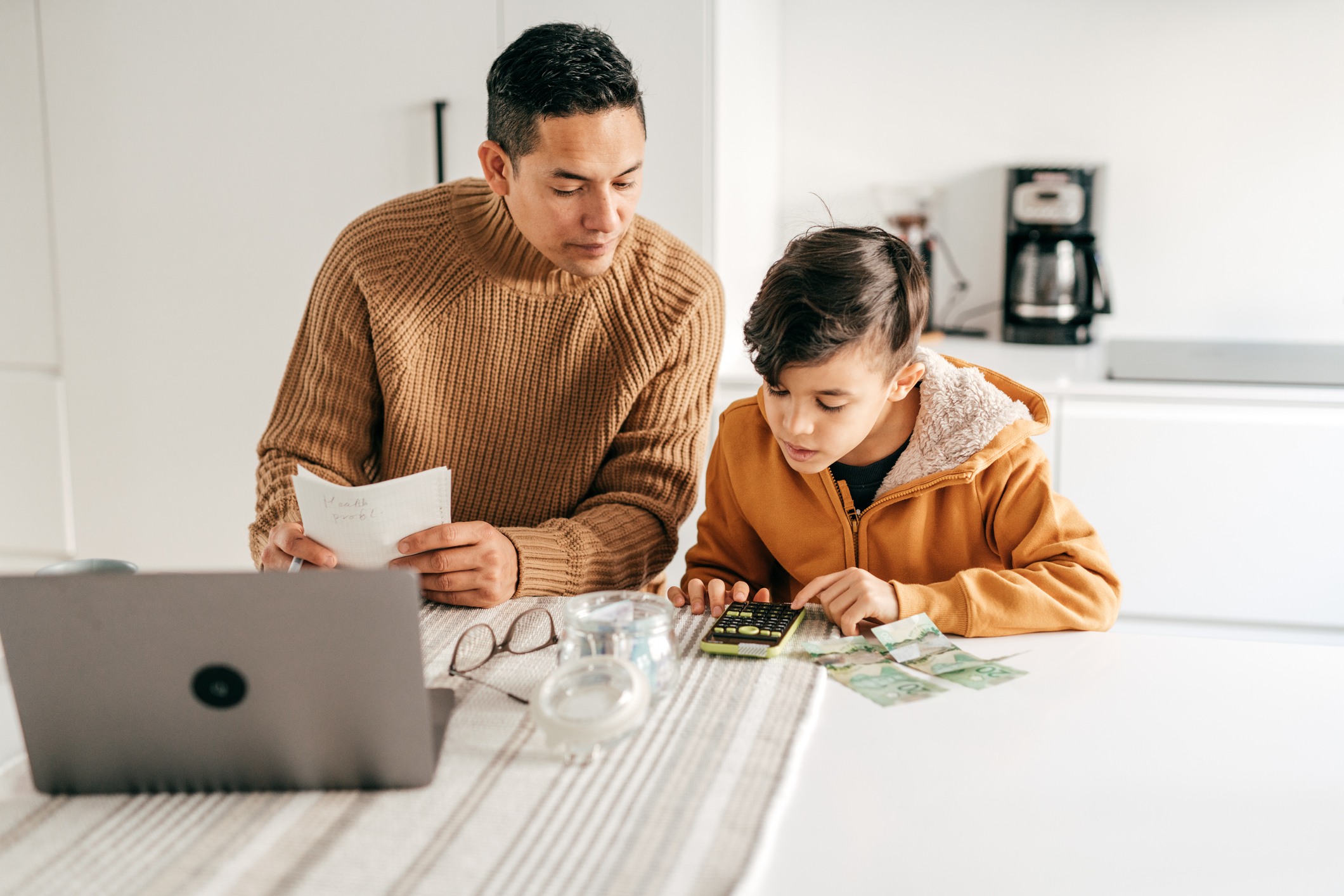 pai e filho para representar educação financeira infantil