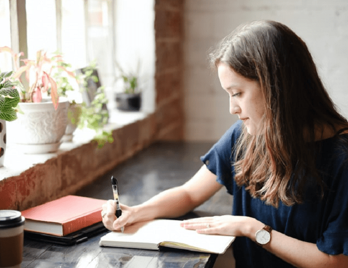 Mulher estudando
