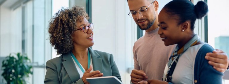 corretora de seguros apresentando produto para casal