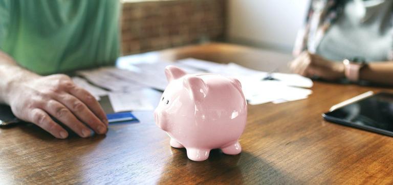 pessoas vendo quem tem direito ao décimo terceiro