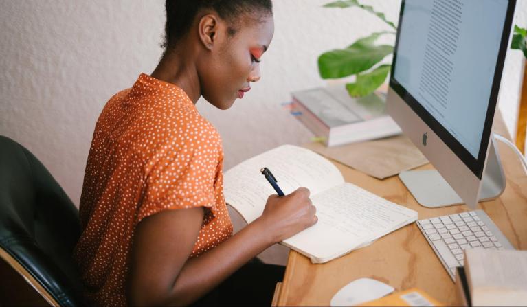 mulher planejando sua mudança de emprego
