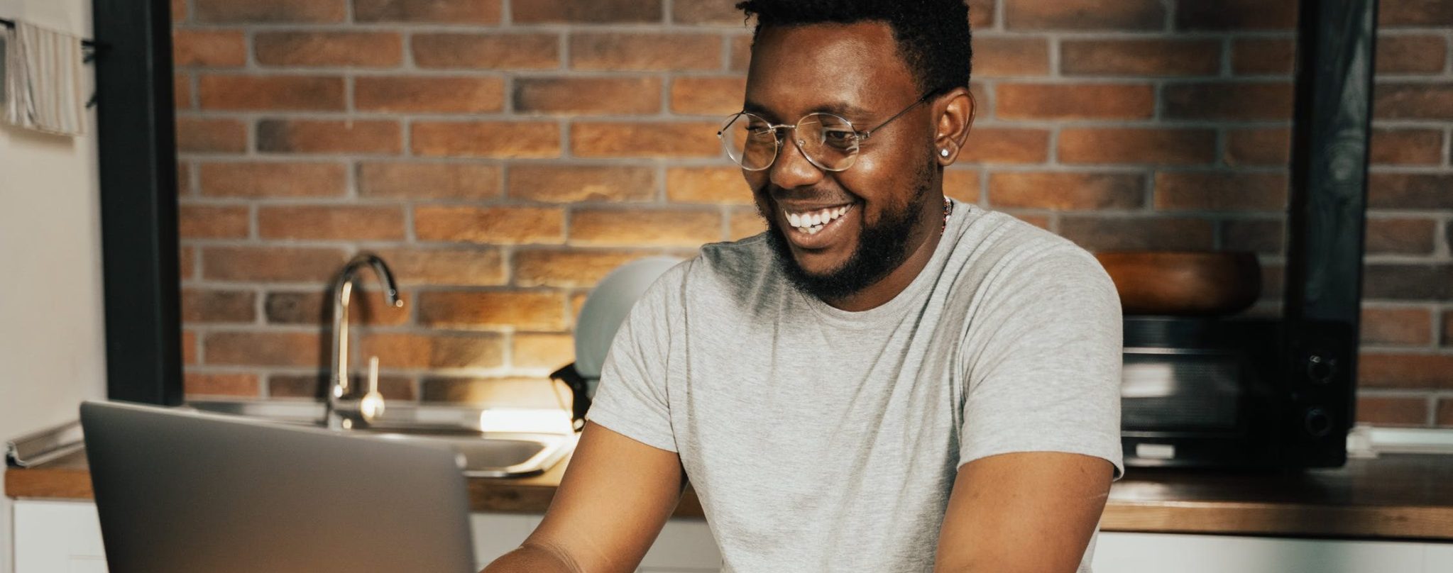 homem pesquisando sobre como investir dinheiro