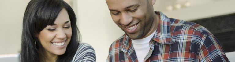 Casal fazendo um planejamento financeiro após calcular o décimo terceiro.