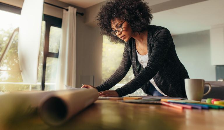 Mulher calculando a taxa de carregamento da sua previdência.