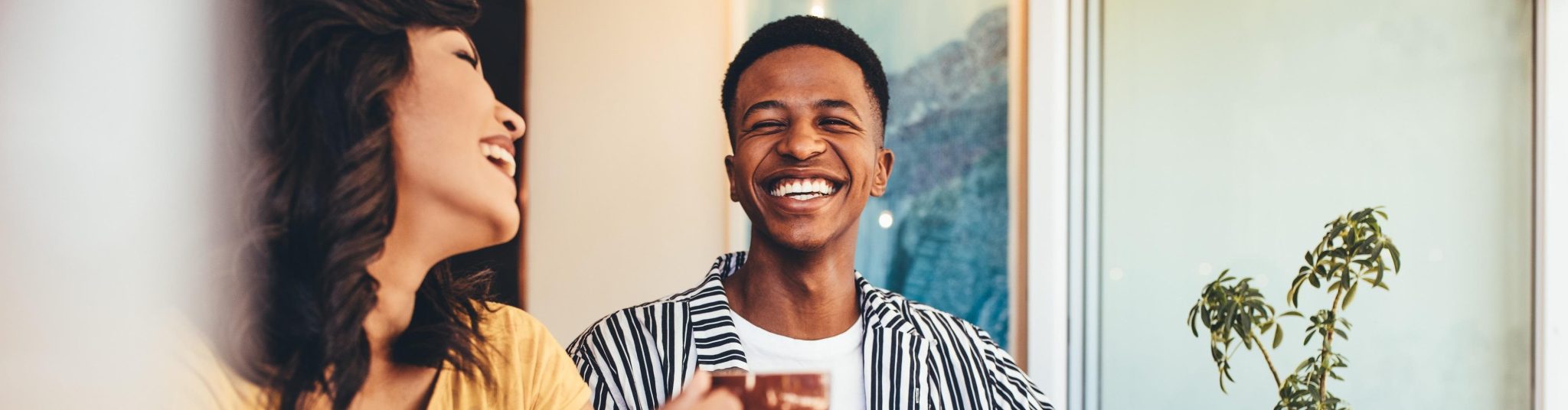 Casal tomando um café enquanto se planeja para realizar sonhos.
