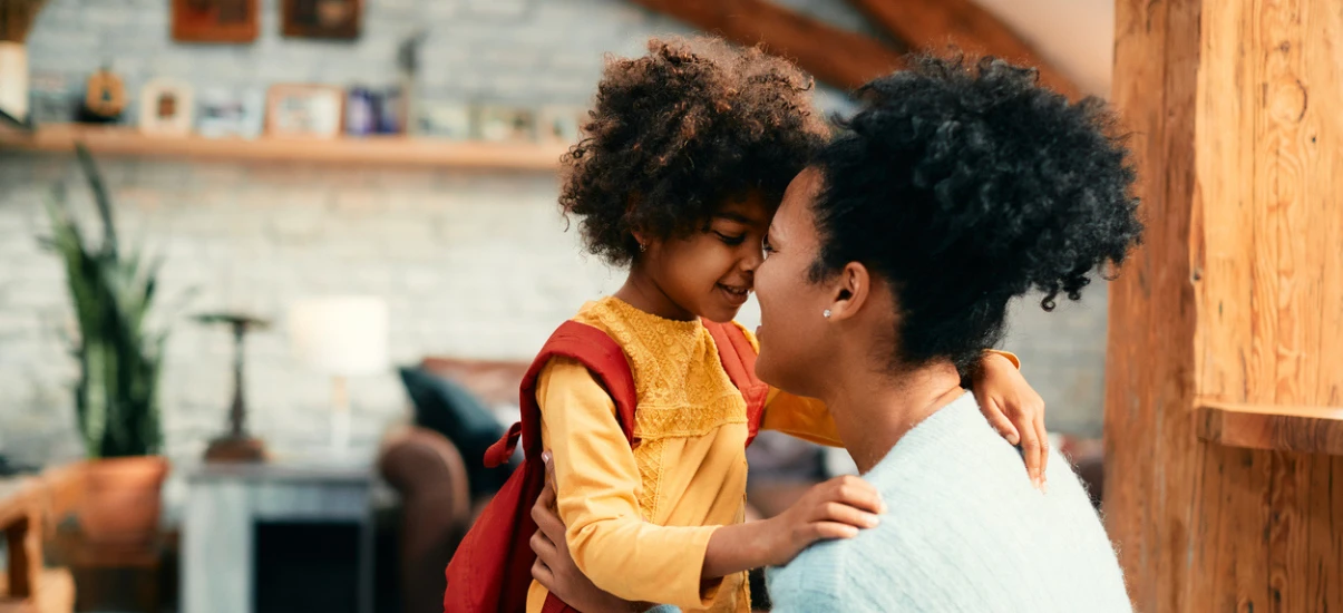 Mãe e filha se abraçando e sorrindo, momentos de amor e carinho em casa, destacando conexão e afeto entre mãe e filha em ambiente acolhedor.