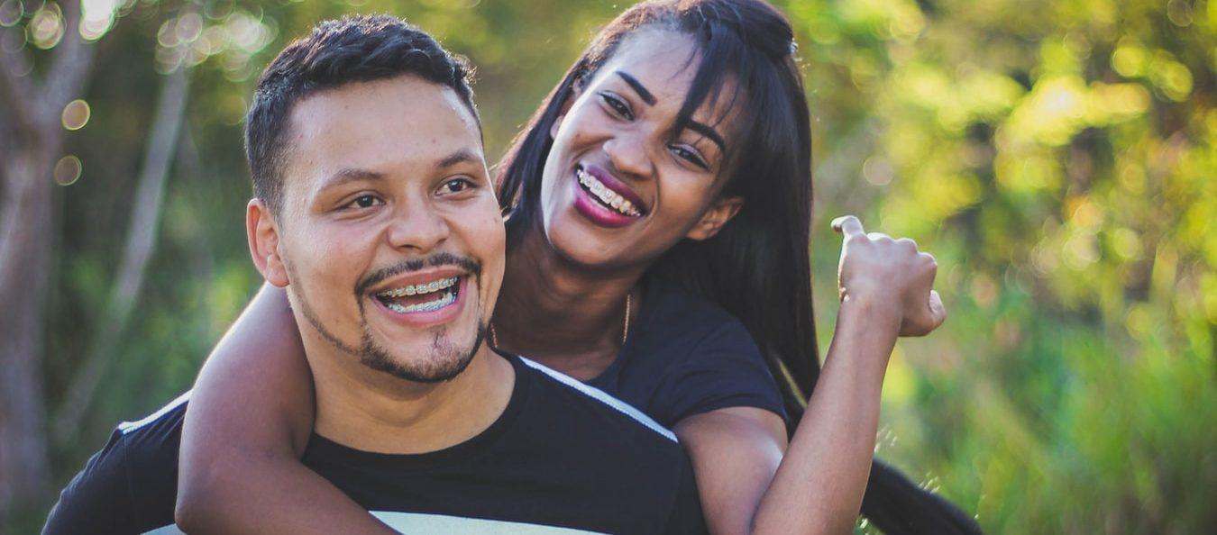 homem e mulher feliz por terem renda extra