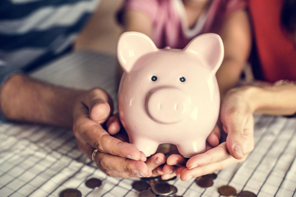 Cofrinho de porco cercado de moedas para poupar dinheiro.