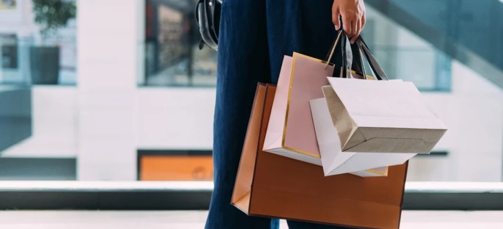 Compulsão por compras (oniomania): sintomas e como controlar os gastos