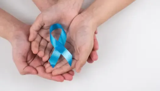 Grupo de mãos segurando um laço azul, simbolizando a conscientização sobre saúde e apoio a causas relacionadas. A imagem destaca a importância da união.