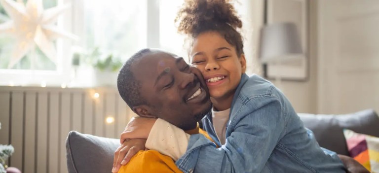 criança abraçando o seu pai