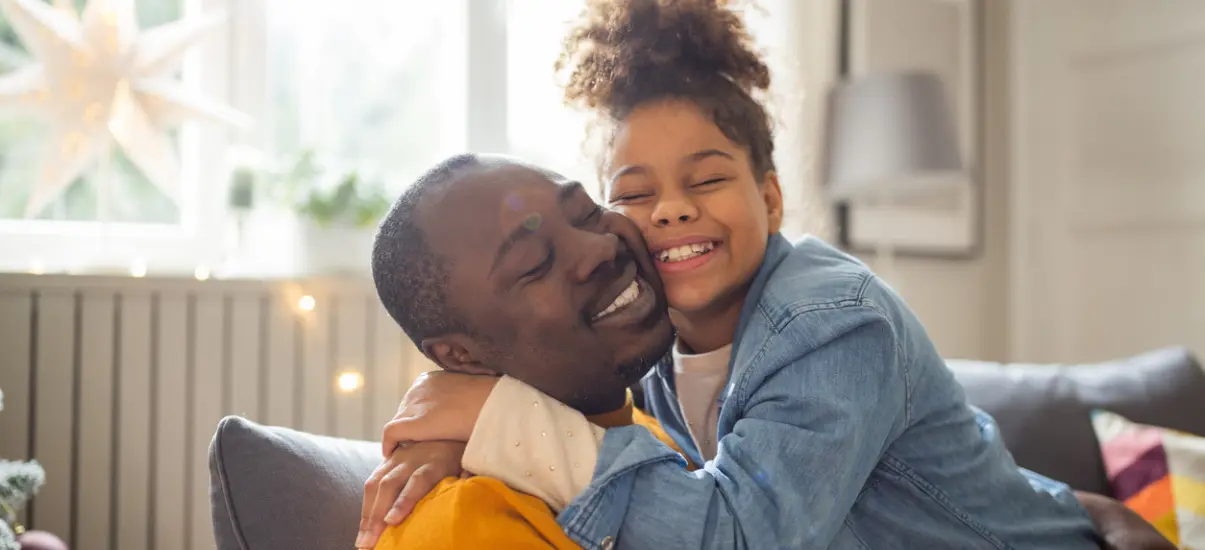 criança abraçando o seu pai