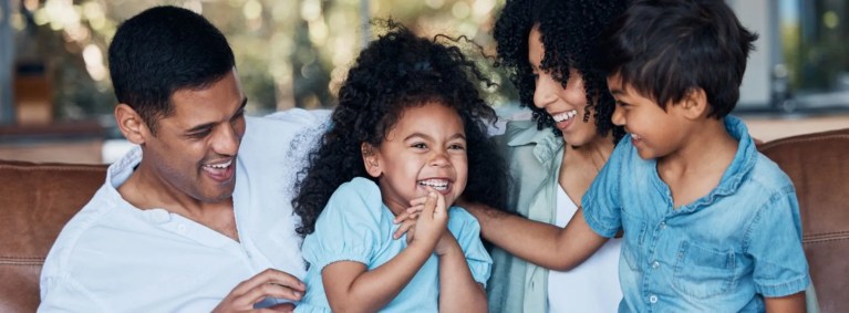 família junta feliz e sorrindo