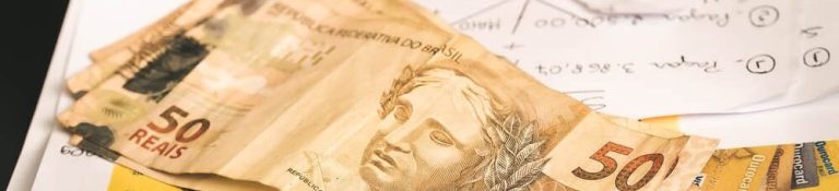 Cédulas de dinheiro sobre um caderno