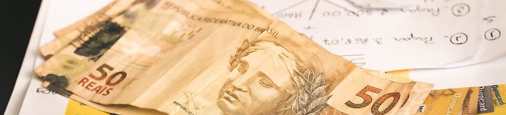 Cédulas de dinheiro sobre um caderno