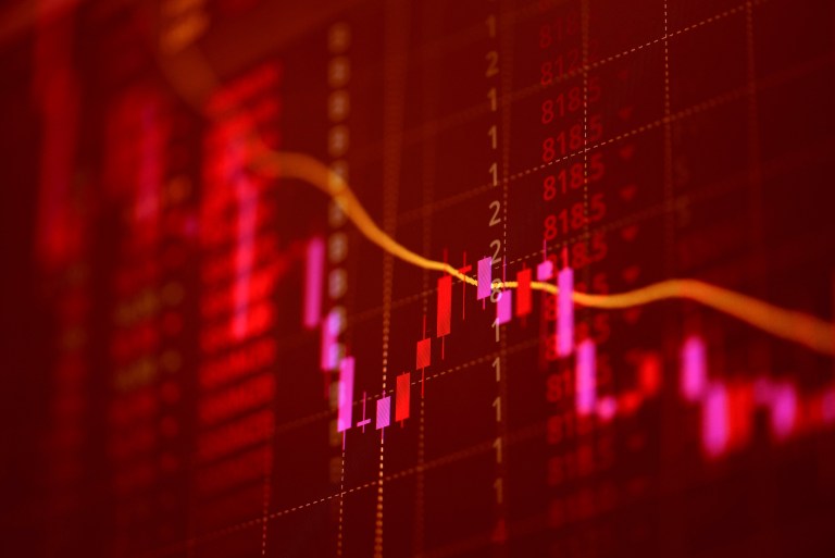 Gráfico vermelho com ações da bolsa em queda