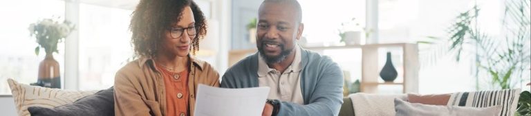 Casal se reunindo em casa para discutir documentos, simbolizando planejamento financeiro e colaboração em projetos. Ambiente acolhedor com laptop e café.