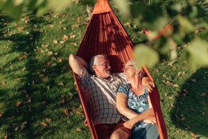 casal de idosos deitado na rede para representar "renda mensal vitalícia"
