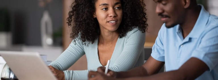 casal conversando em frente ao notebook resolvendo contas e documentos