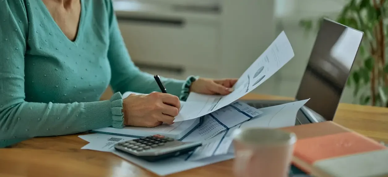 mulher declarando IR