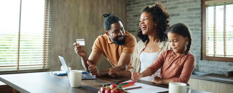 família tomando café da manhã.
