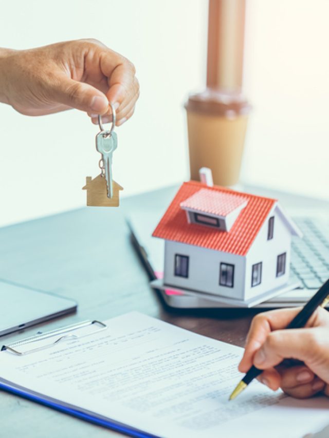 Real estate agent or real estate agent was holding the key to the new landlord,tenant or rental.After the banker has approved and signed the purchase agreement successfully.Property concept.