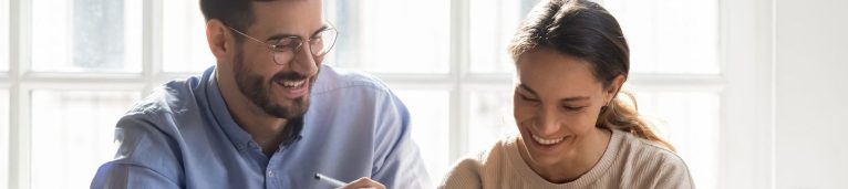 casal feliz para representar como fazer o dinheiro render