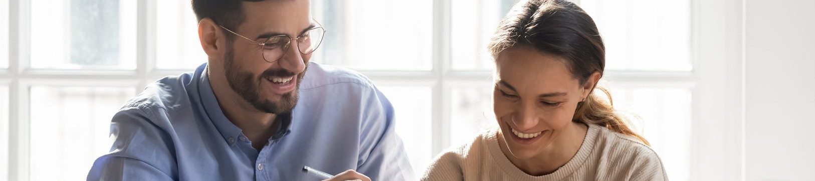 casal feliz para representar como fazer o dinheiro render