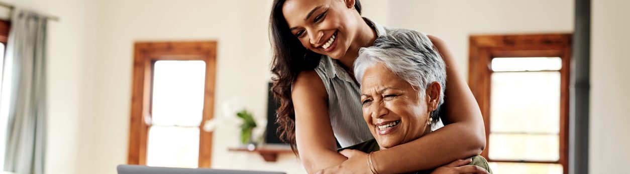 mãe e filha se abraçando para representar seguro de vida de tem prazo de validade