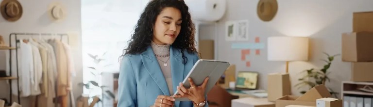 Mulher concentrada usando um tablet