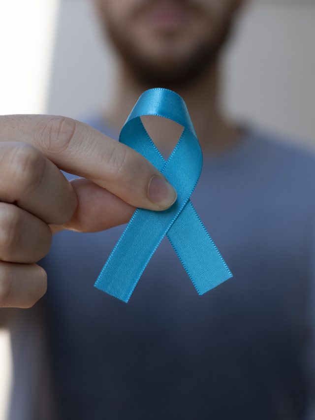 homem segurando o símbolo do novembro azul