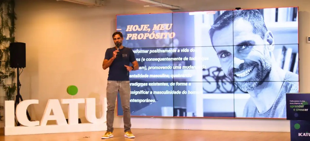 Novembro Azul: convidamos Vinícius Zimbrão, professor e psicanalista, para falar sobre sua saúde 