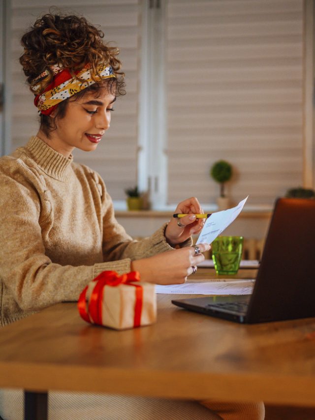 mulher calculando no computador na mesa