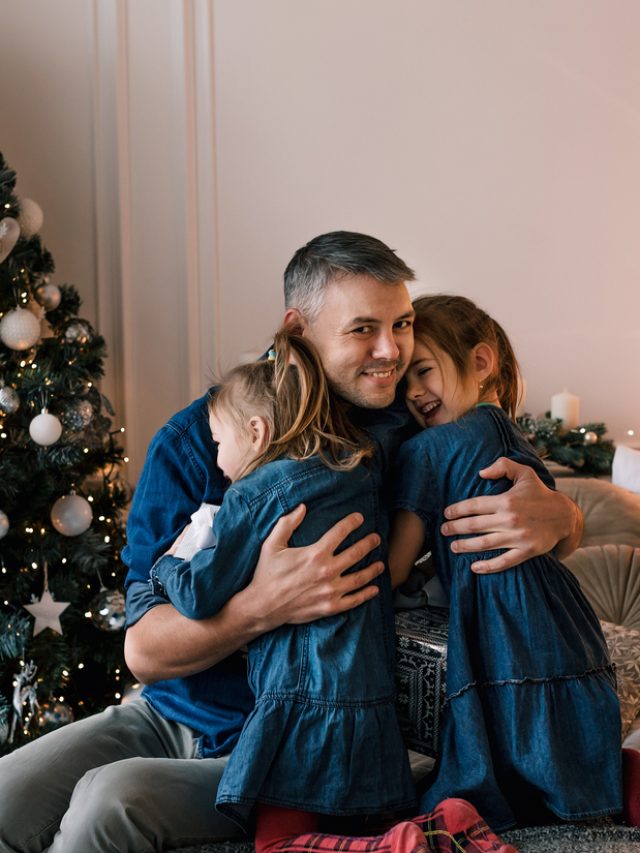 pai abraçando os filhos