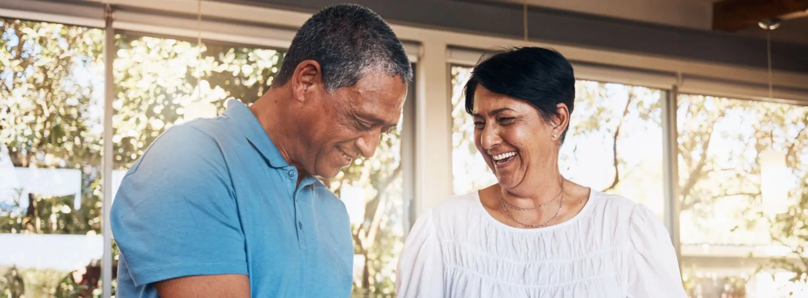 casal de meia idade sorrindo e felizes enquanto cozinham