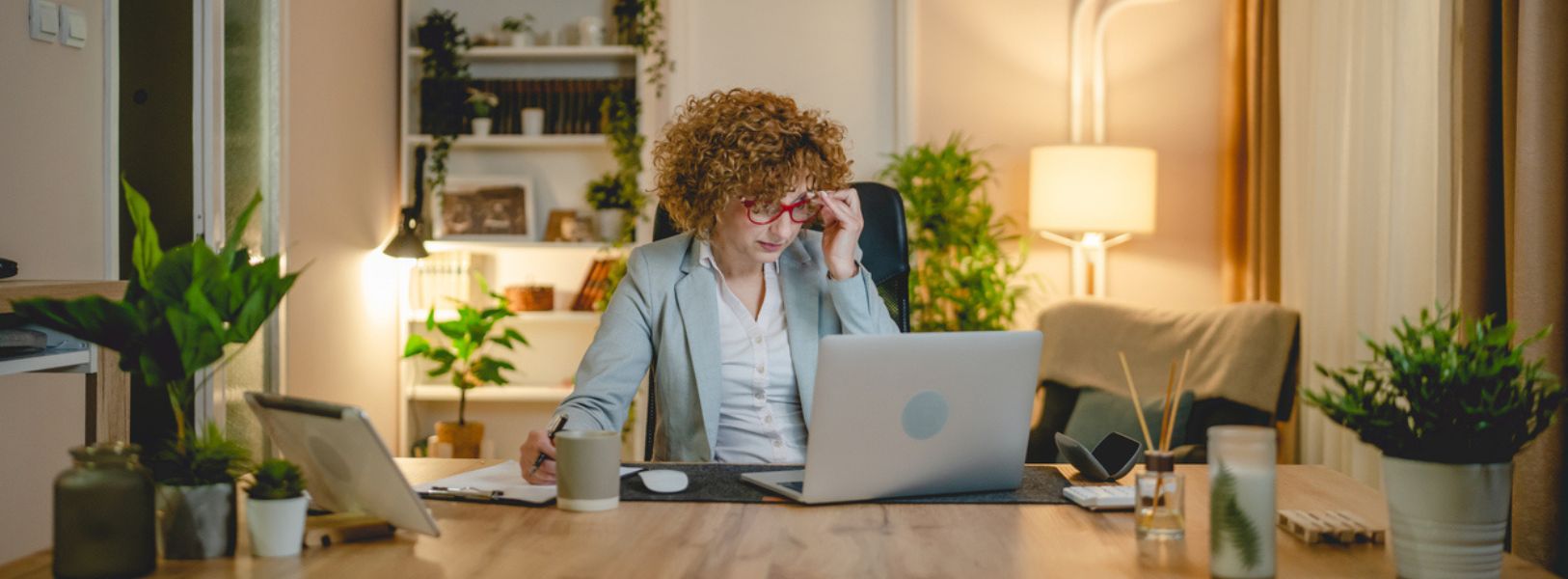 mulher concentrada trabalhando, olhando para o notebook