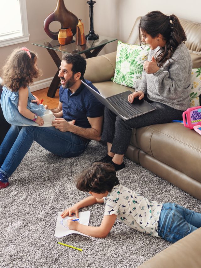 família brincando na sala de casa