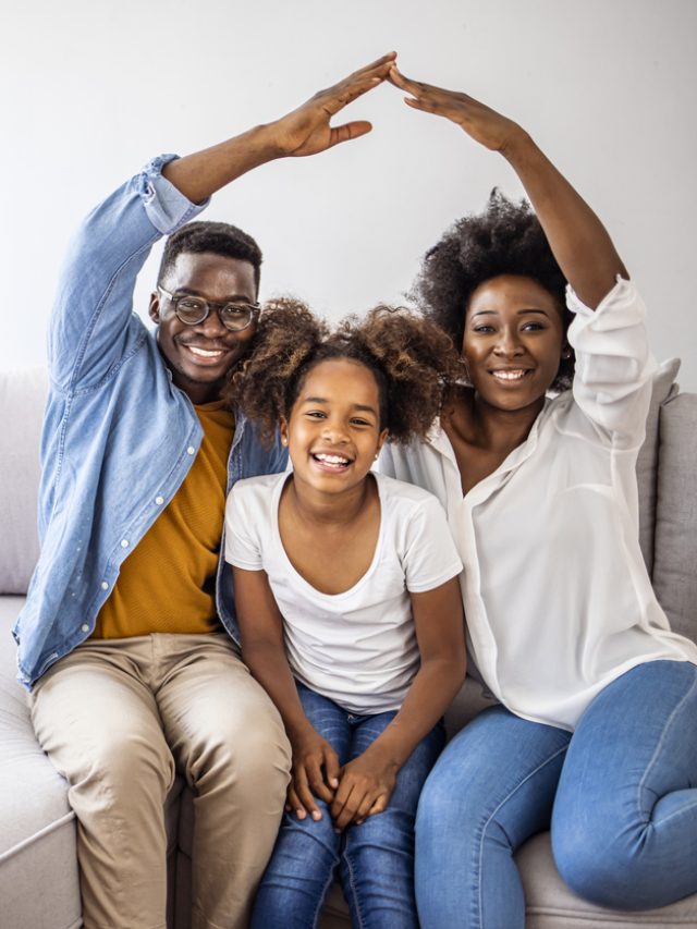 família sentada no sofá