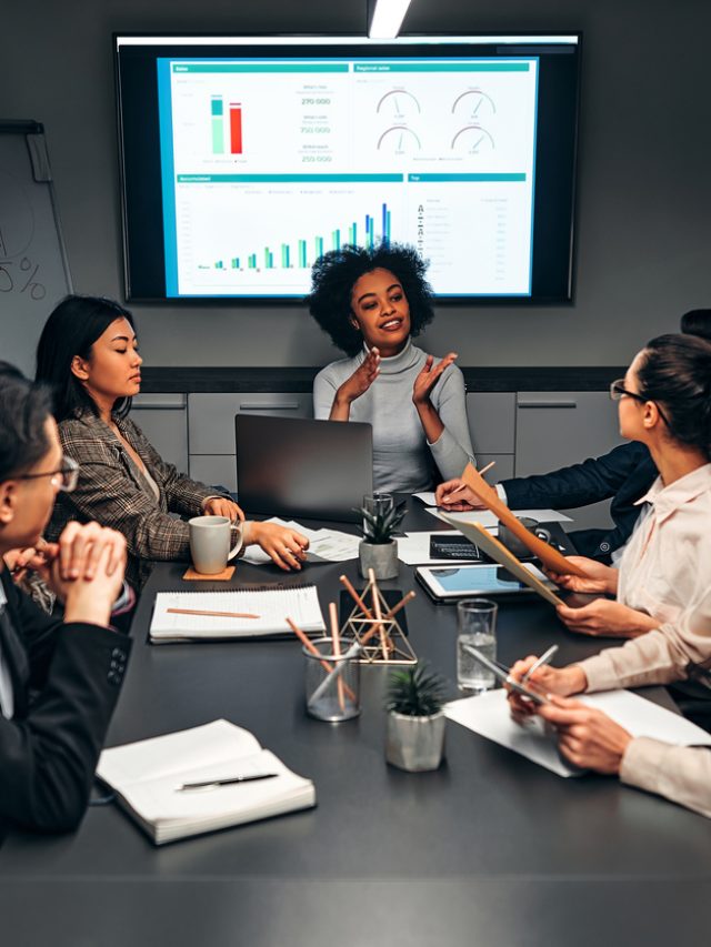 mulher liderando uma reunião