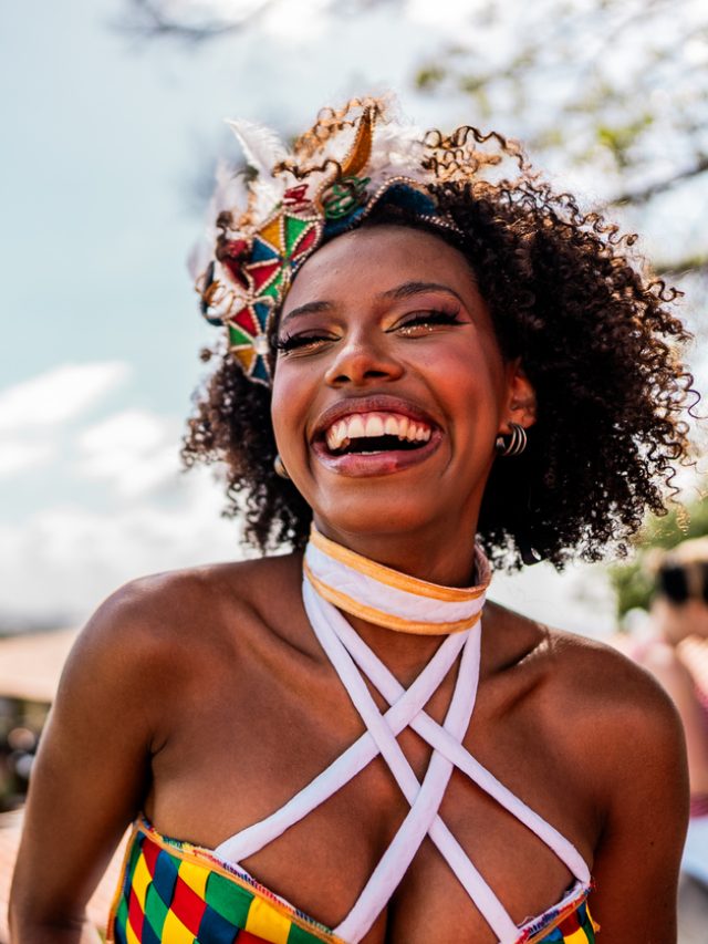 mulher fantasiada sorrindo