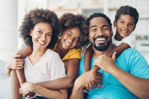 família feliz sorrindo para foto